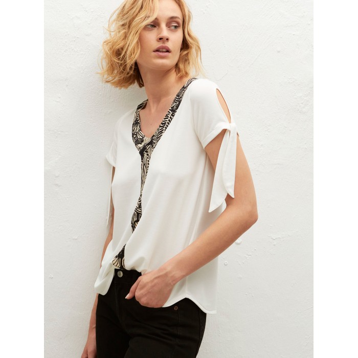 Top blanco Ned. Colección SS23 AMS Pure en candelascloset. Tejido modal con estampado al cuello y manga corta con lazada