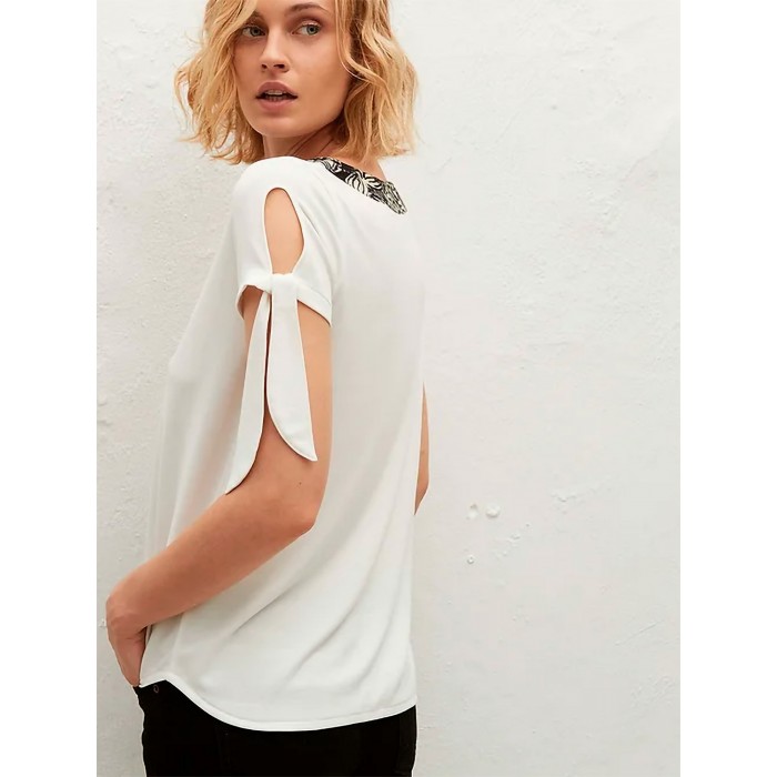 Top blanco Ned. Colección SS23 AMS Pure en candelascloset. Tejido modal con estampado al cuello y manga corta con lazada