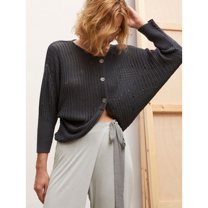 Cárdigan de punto gris Gio. Colección SS23 AMS Pure en candelascloset. Tejido de punto en mezcla bambú y algodón para mujer