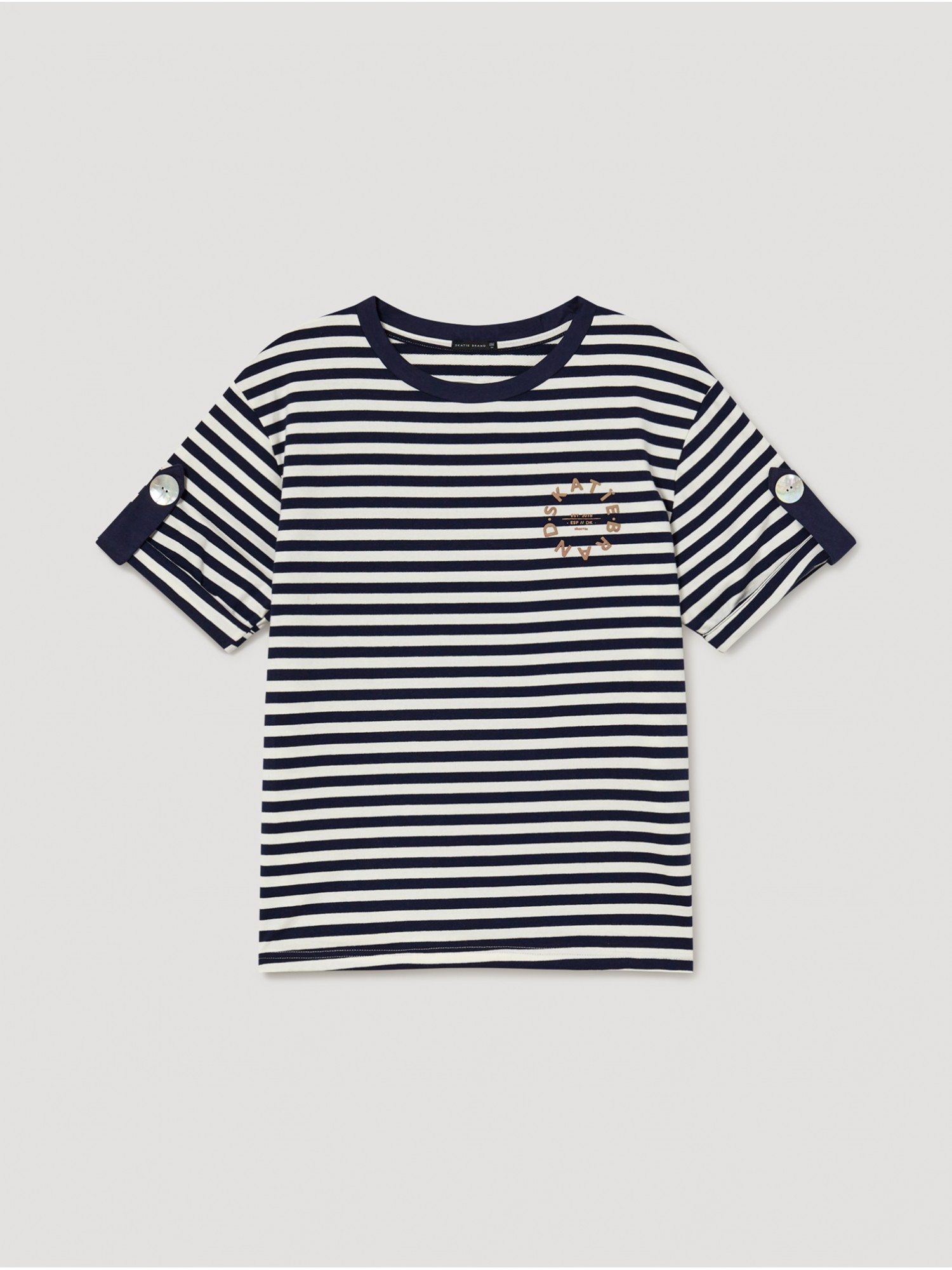 Camiseta rayas marineras Yate. Colección SS23 Skatïe en candelascloset. Tejido de algodón en manga corta con detalle de botón