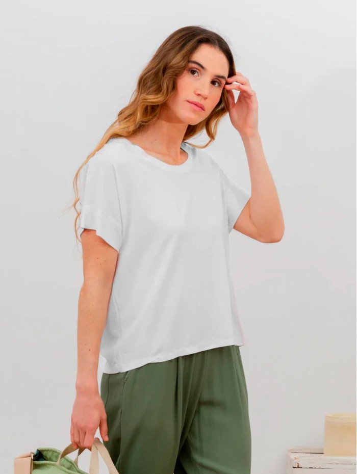 Camiseta blanca Fresh. Colección SS23 POEMS Bcn en candelascloset. Tejido viscosa de corte holgado con mangas de punto elástico