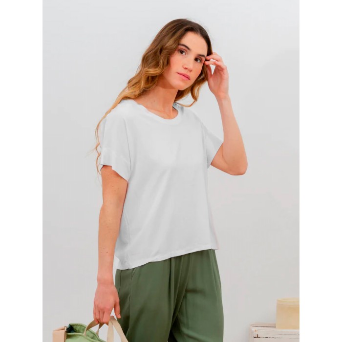 Camiseta blanca Fresh. Colección SS23 POEMS Bcn en candelascloset. Tejido viscosa de corte holgado con mangas de punto elástico