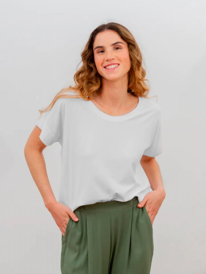 Camiseta blanca Fresh. Colección SS23 POEMS Bcn en candelascloset. Tejido viscosa de corte holgado con mangas de punto elástico 2