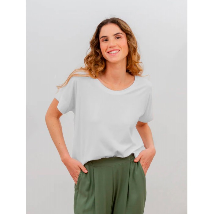 Camiseta blanca Fresh. Colección SS23 POEMS Bcn en candelascloset. Tejido viscosa de corte holgado con mangas de punto elástico