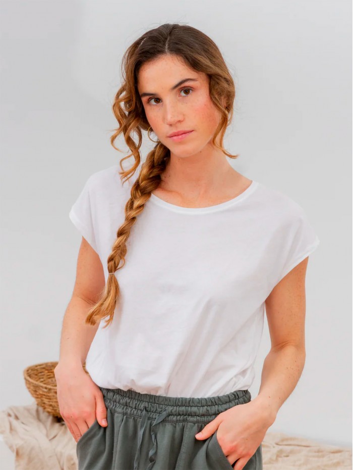 Camiseta blanca Chance. Colección SS23 POEMS Bcn en candelascloset. Tejido 100% algodón en manga corta
