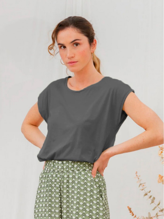 Camiseta gris Chance. Colección SS23 POEMS Bcn en candelascloset. Tejido 100% algodón en manga corta
