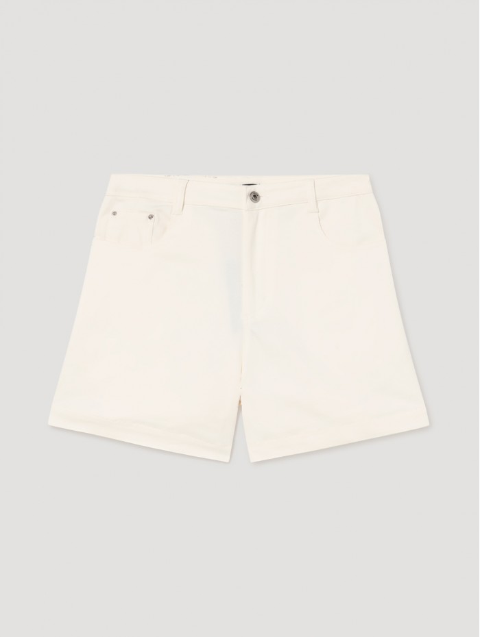 Bermuda denim blanco Beat. Colección SS23 Skatïe en candelascloset. Tejido de algodón con bolsillos y logotipo Skatïe bordado