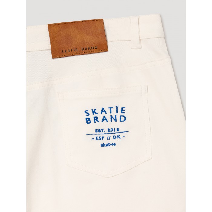 Bermuda denim blanco Beat. Colección SS23 Skatïe en candelascloset. Tejido de algodón con bolsillos y logotipo Skatïe bordado