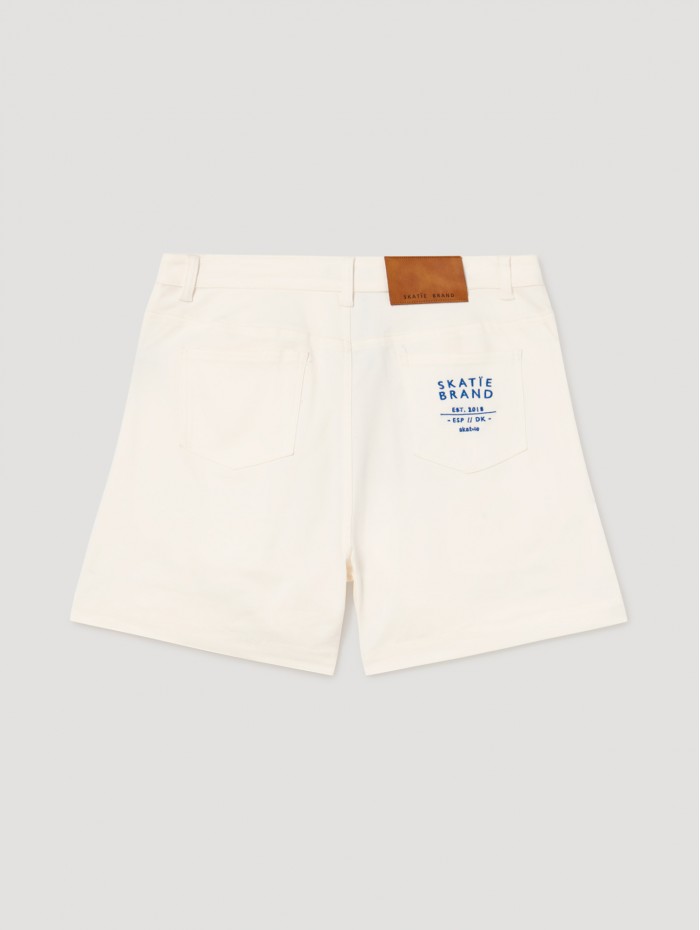 Bermuda denim blanco Beat. Colección SS23 Skatïe en candelascloset. Tejido de algodón con bolsillos y logotipo Skatïe bordado 2