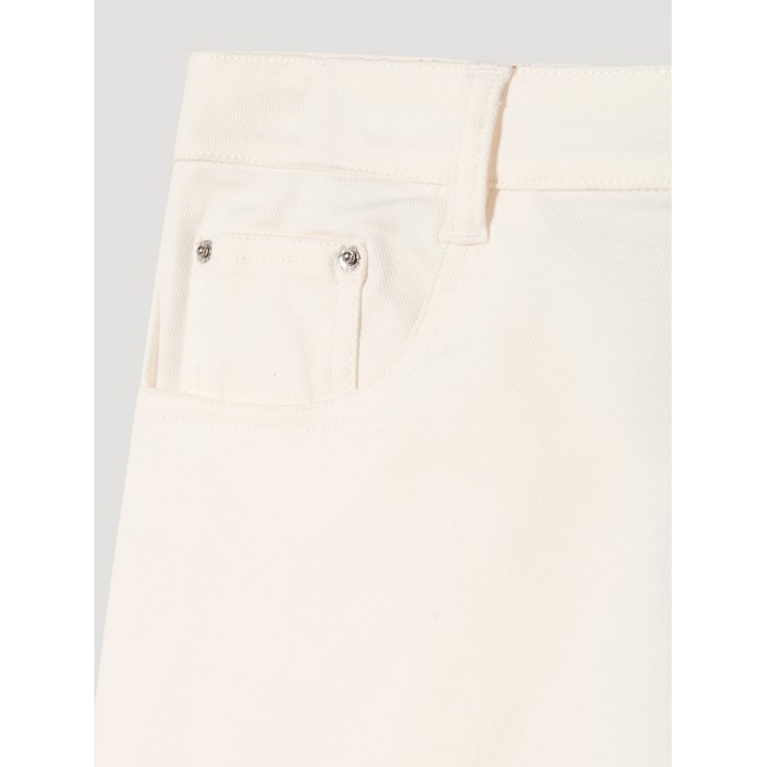 Bermuda denim blanco Beat. Colección SS23 Skatïe en candelascloset. Tejido de algodón con bolsillos y logotipo Skatïe bordado