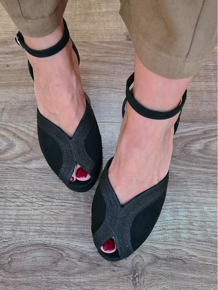 Sandalias Cuñas Poli Black. SS23 Calzado mujer candelascloset. Plataforma de esparto y lona de piel con adorno. Made in Spain. 2