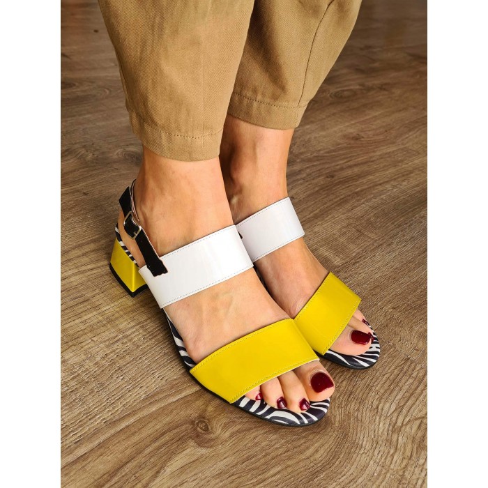 Sandalia Davinia. SS23 Calzado mujer candelascloset. Sandalias de piel en napa de cebra y tiras de colores. Made in Spain