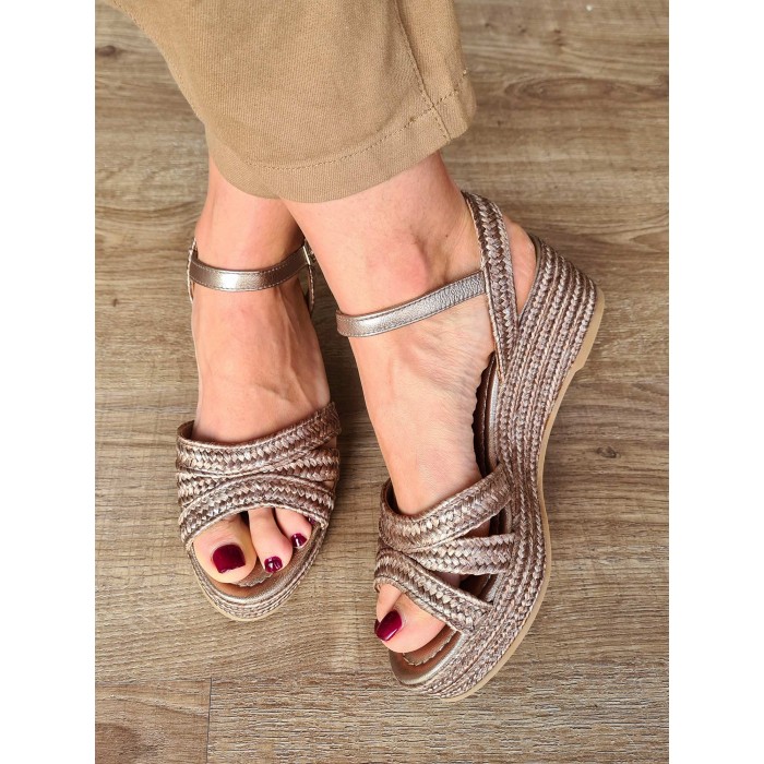 Cuña Wales. SS23 Calzado mujer en candelascloset. Sandalias de cuña alta con trenzado de rafia tono cobre. Made in Spain
