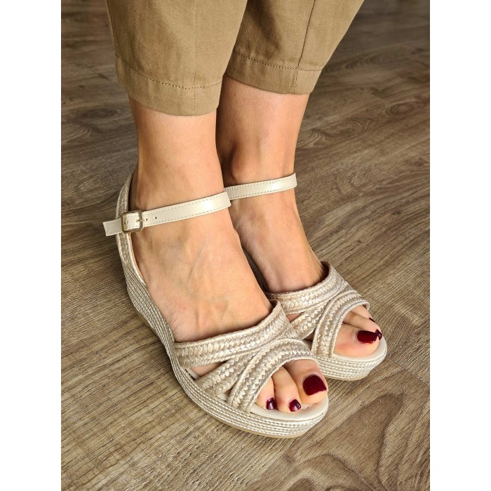 Cuña Gales Sand. SS23 Calzado mujer en candelascloset. Sandalias de cuña alta con trenzado de rafia  blanco roto. Made in Spain