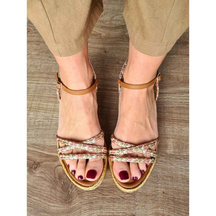 Sandalia de cuña media Sitge. SS23 Calzado mujer en candelascloset. Rafia trenzada dorada y tiras multicolor. Made in Spain