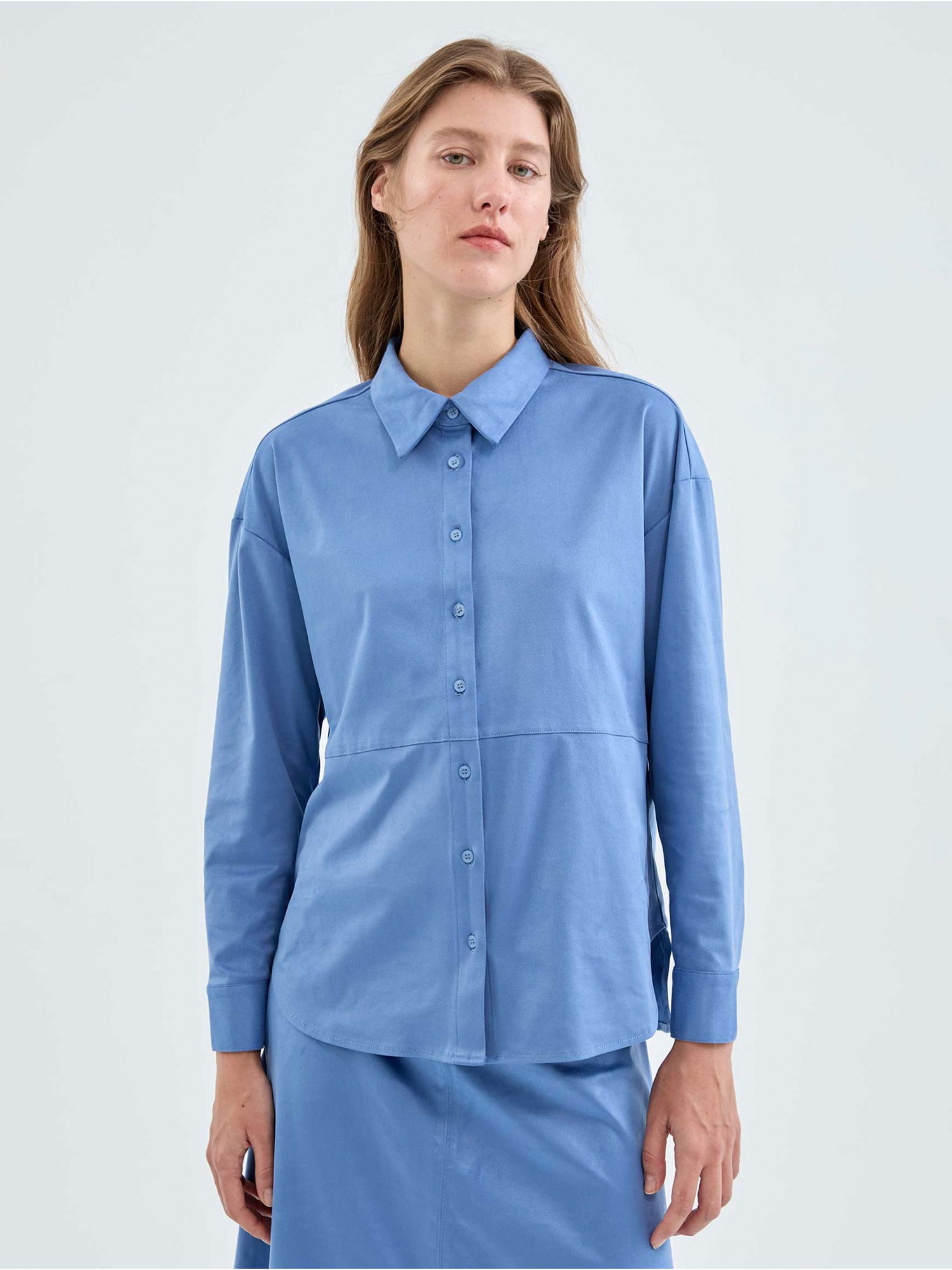 Camisa manga larga CLoud. Colección AW23 Compañía Fantástica en candelascloset. Tejido de ante color azul y detalle costuras.