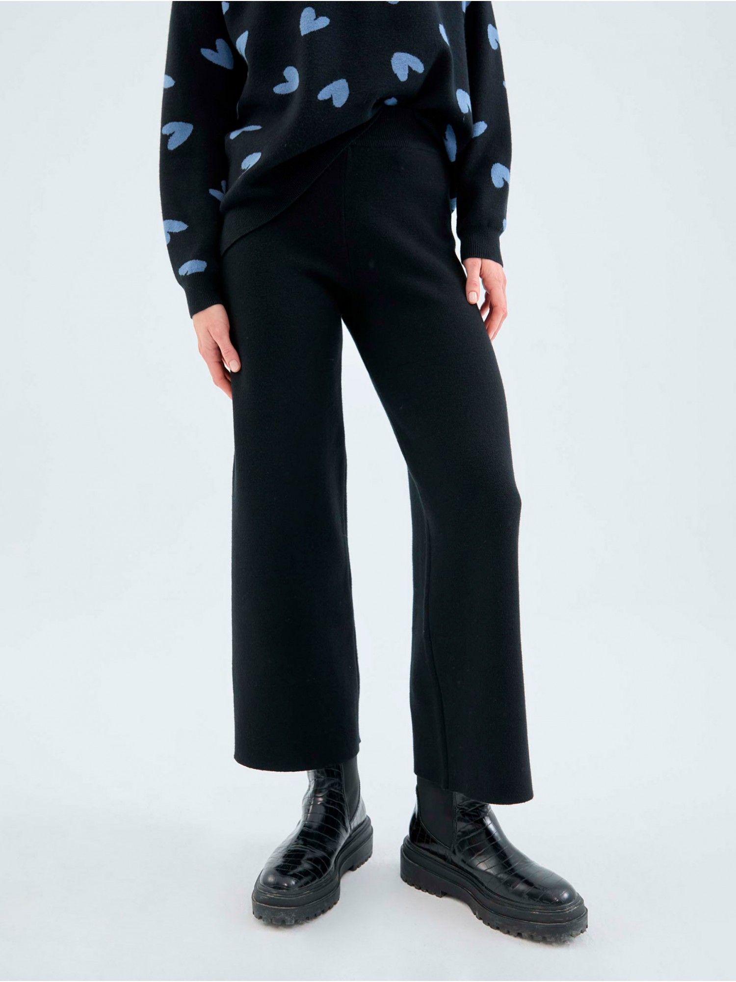 Pantalón de punto Wow. Colección AW23 Compañía Fantástica en candelascloset. Color negro, pernera recta y cintura elástica.