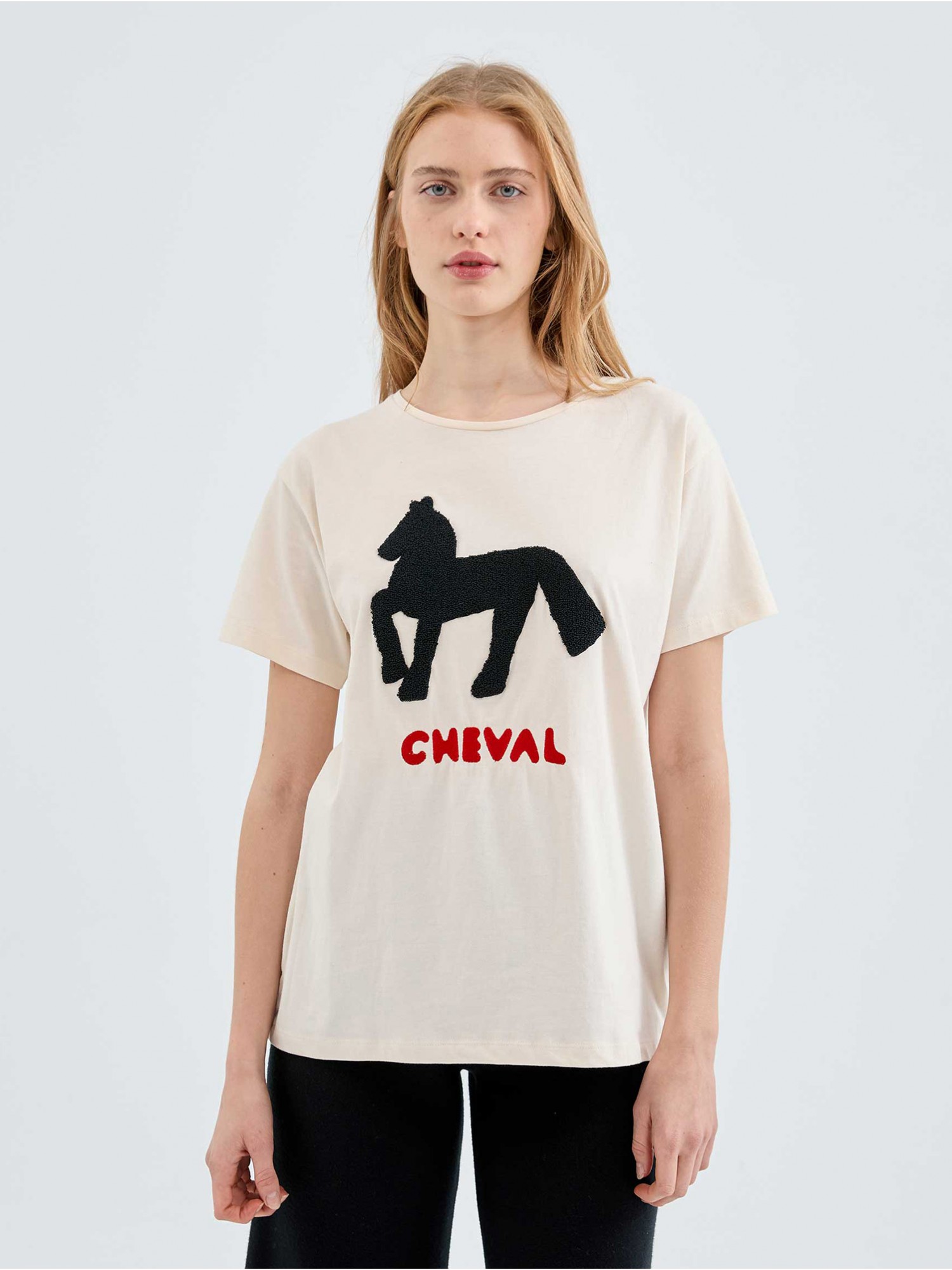 Camiseta manga corta Horse. Colección AW23 Compañía Fantástica en candelascloset. 100% algodón con gráfica animal con textura.