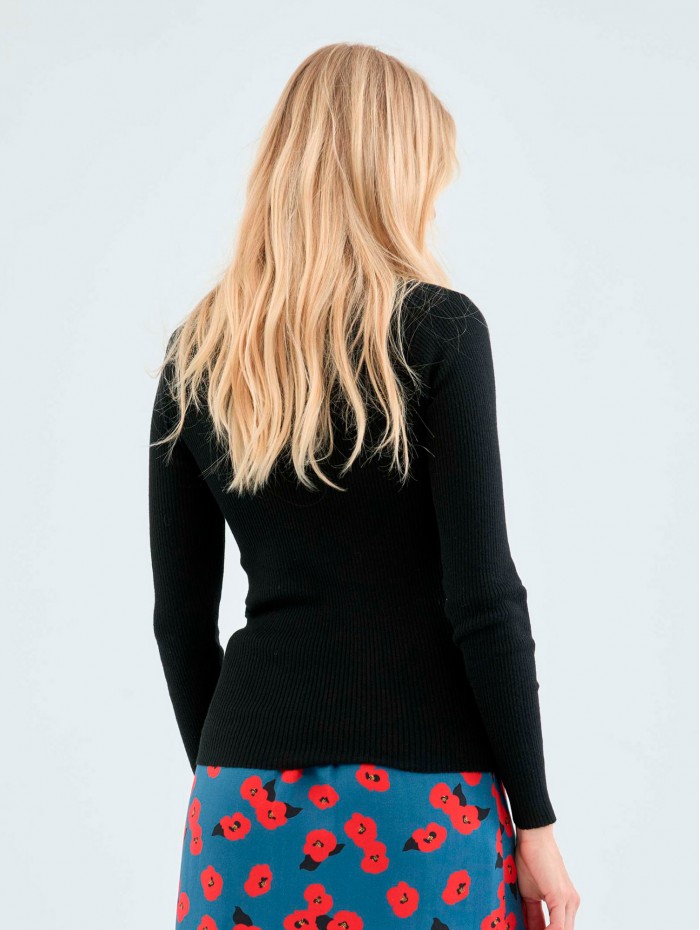 Jersey negro Gio. Colección AW23 Compañía Fantástica en candelascloset. De punto canalé, manga larga y cuello perkins. 2