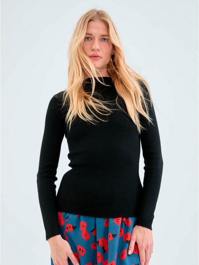 Jersey negro Gio. Colección AW23 Compañía Fantástica en candelascloset. De punto canalé, manga larga y cuello perkins.
