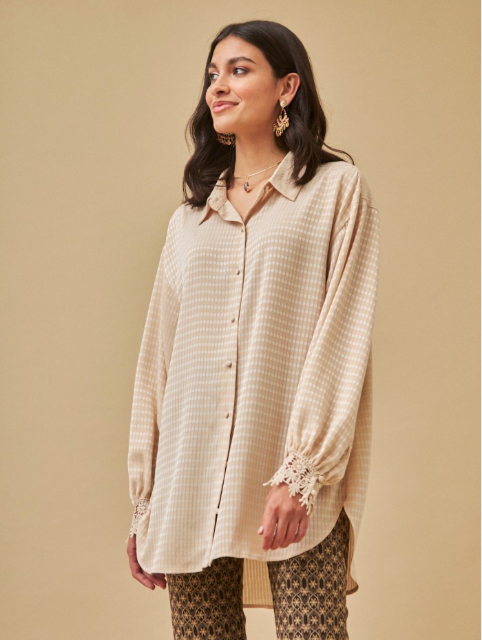 Camisa larga Baru. Colección AW23 NKN Nekane en candelascloset. Color crudo, estampado jacquard y blonda en puños.