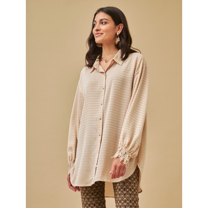 Camisa larga Baru. Colección AW23 NKN Nekane en candelascloset. Color crudo, estampado jacquard y blonda en puños.