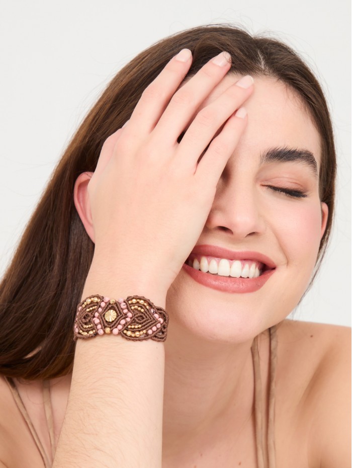 Pulsera de mujer Gochi. Complementos AW23 NKN Nekane en candelascloset. Color marrón en hilo macramé con cuentas.