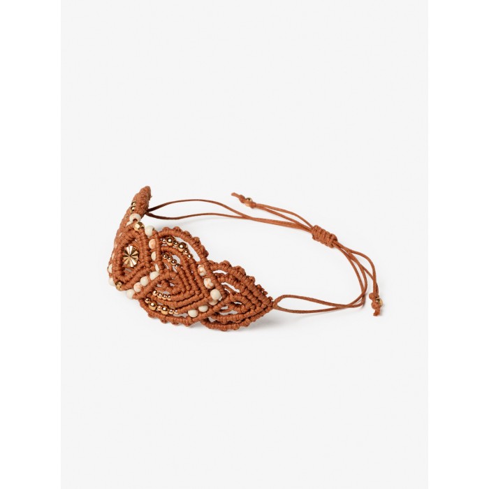 Pulsera de mujer Gochi. Complementos AW23 NKN Nekane en candelascloset. Color beige en hilo macramé con cuentas.