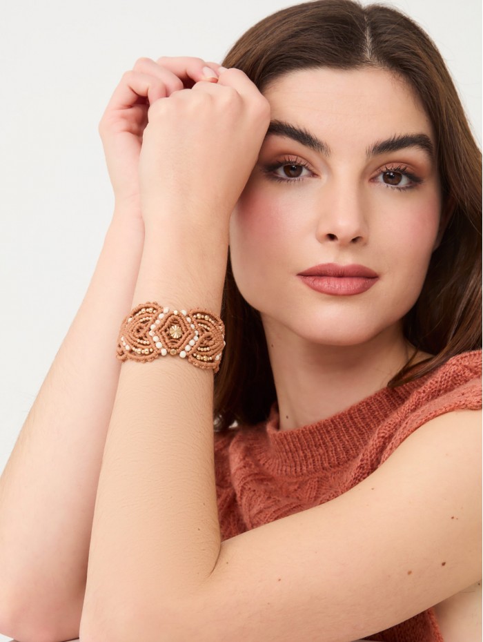 Pulsera de mujer Gochi. Complementos AW23 NKN Nekane en candelascloset. Color beige en hilo macramé con cuentas.