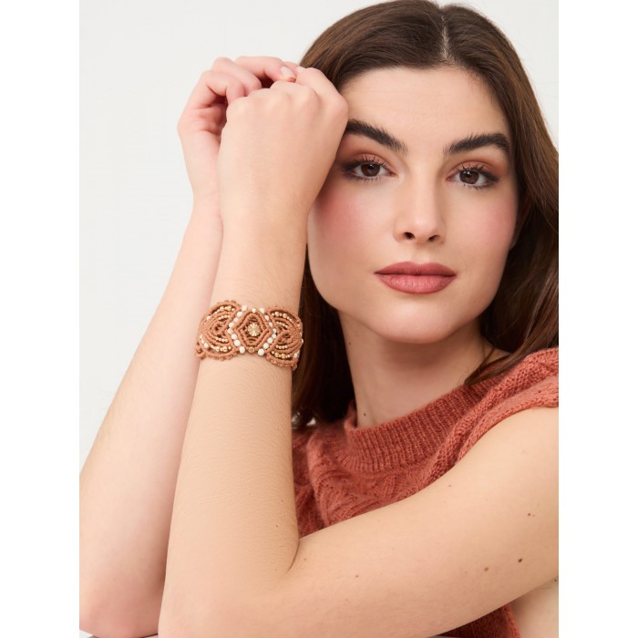 Pulsera de mujer Gochi. Complementos AW23 NKN Nekane en candelascloset. Color beige en hilo macramé con cuentas.