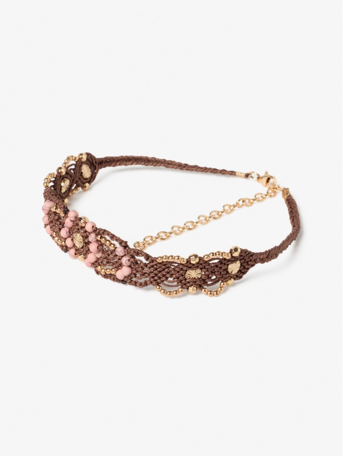 Gargantilla de mujer Gigo. Complementos AW23 NKN Nekane en candelascloset. Color marrón en hilo macramé con cuentas. 2