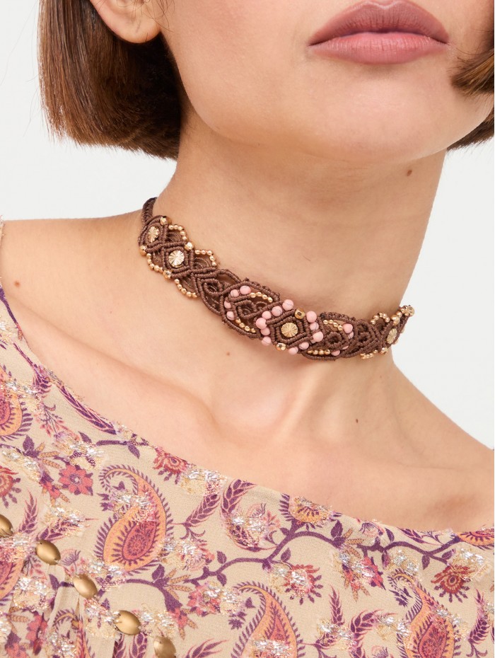 Gargantilla de mujer Gigo. Complementos AW23 NKN Nekane en candelascloset. Color marrón en hilo macramé con cuentas.
