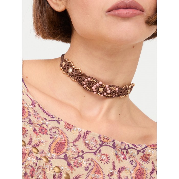 Gargantilla de mujer Gigo. Complementos AW23 NKN Nekane en candelascloset. Color marrón en hilo macramé con cuentas.