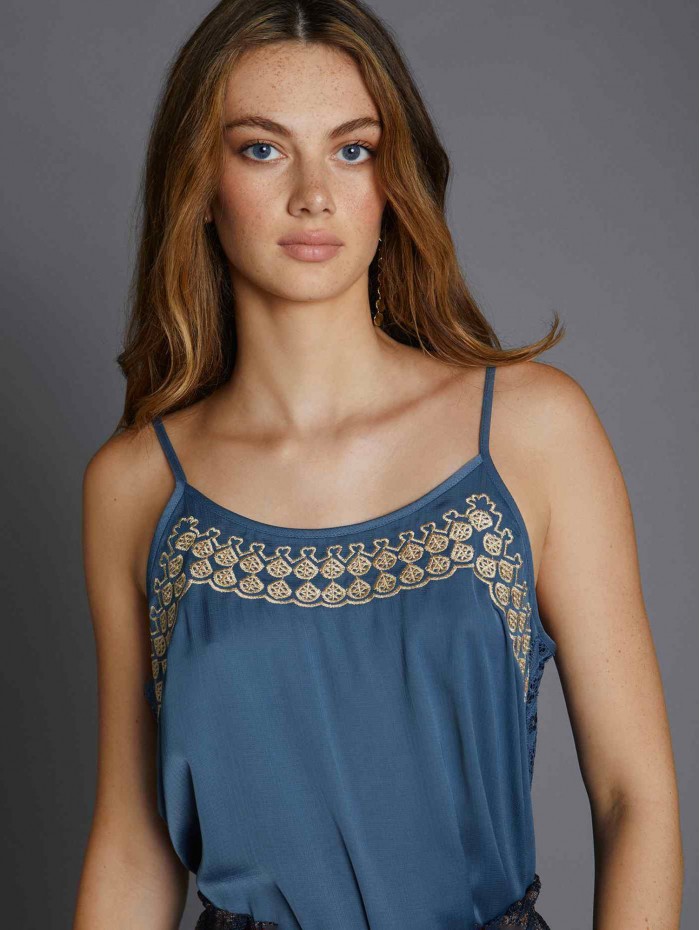 Top lencero Indie. Colección AW23 Meisïe en candelascloset. Tejido poliéster reciclado azul petróleo. Bordados en lúrex.