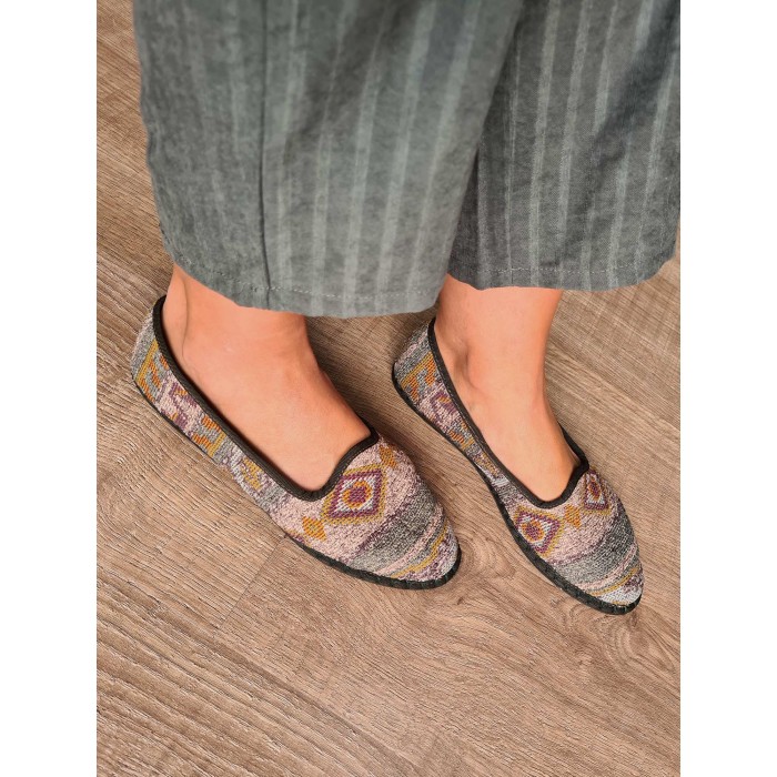 Veneciana Cecil. AW23 Calzado mujer candelascloset. Zapato plano en tejido estampado de algodón. Marca Toni Pons. Made in Spain.