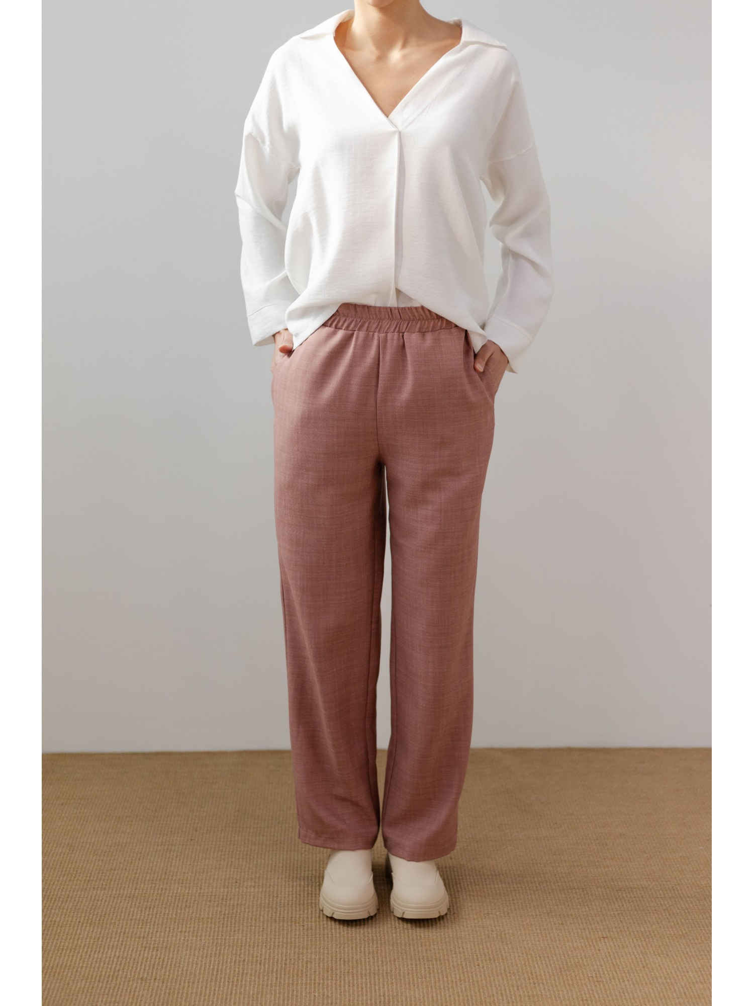 Pantalón Quartz. Colección AW23 PAN Producto Básico en candelascloset. Tejido de mezcla poliéster rosa con cintura elástica.
