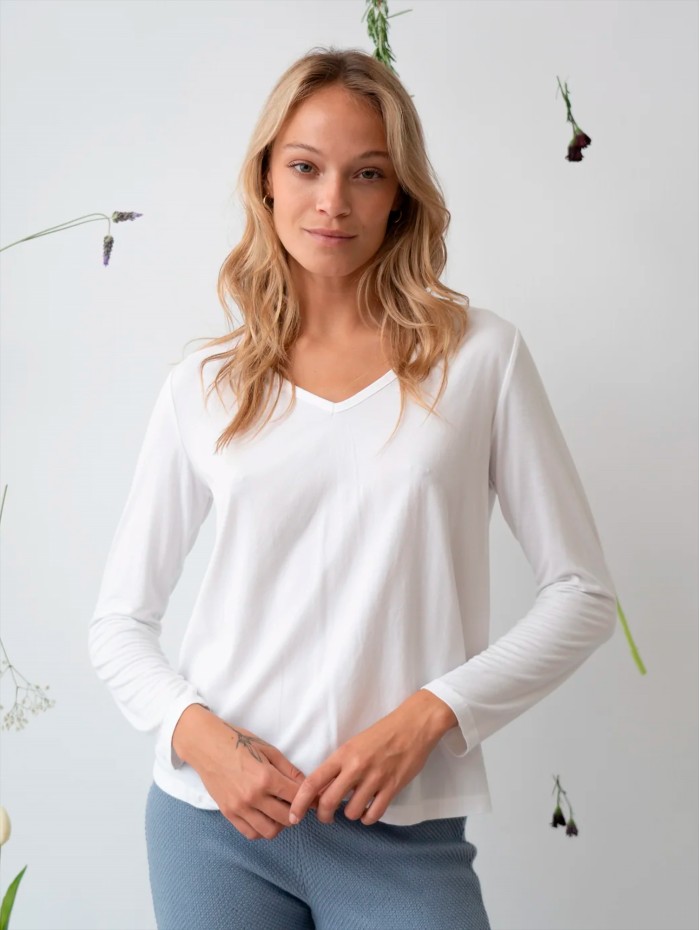 Camiseta de mujer Latina. Colección AW23 Poems Bcn en candelascloset. Tejido 100% viscosa en color blanco y manga larga.