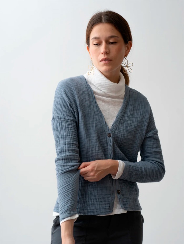 Cárdigan Organic. Colección AW23 Poems Bcn en candelascloset. Tejido 100% algodón con textura en color azul para mujer.