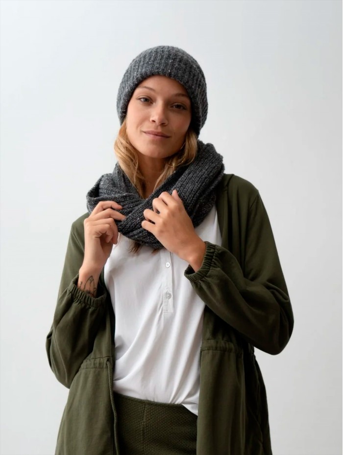 Bufanda de punto Quartz. Colección AW23 Poems Bcn en candelascloset. Tejido de lana e hilo jaspeado color antracita para mujer.