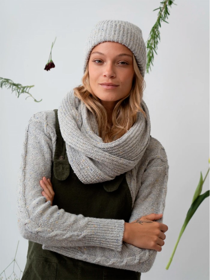 Bufanda de punto Quartz. Colección AW23 Poems Bcn en candelascloset. Tejido de lana e hilo jaspeado color gris para mujer. 2