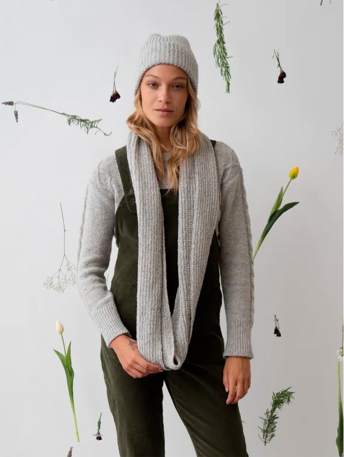 Bufanda de punto Quartz. Colección AW23 Poems Bcn en candelascloset. Tejido de lana e hilo jaspeado color gris para mujer.