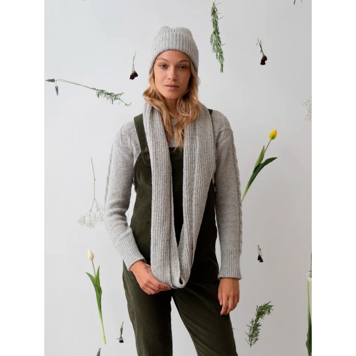 Bufanda de punto Quartz. Colección AW23 Poems Bcn en candelascloset. Tejido de lana e hilo jaspeado color gris para mujer.