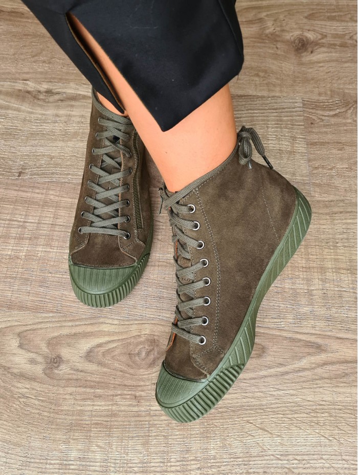 Botín Garda. AW23 Calzado mujer candelascloset. Botín en piel serraje color caqui y suela plana. Marca Toni Pons. Made in Spain.