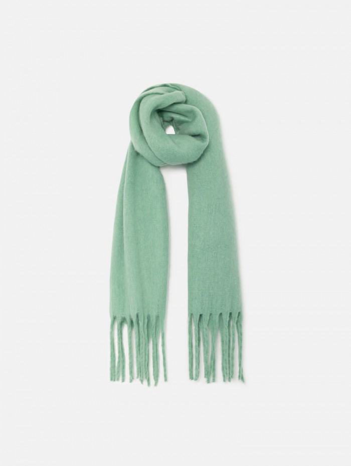 Bufanda larga de punto Ocean. Colección AW23 Compañía Fantástica en candelascloset. Accesorio verde con flecos a los extremos.