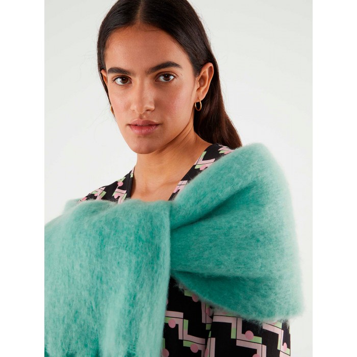 Bufanda larga de punto Ocean. Colección AW23 Compañía Fantástica en candelascloset. Accesorio verde con flecos a los extremos.