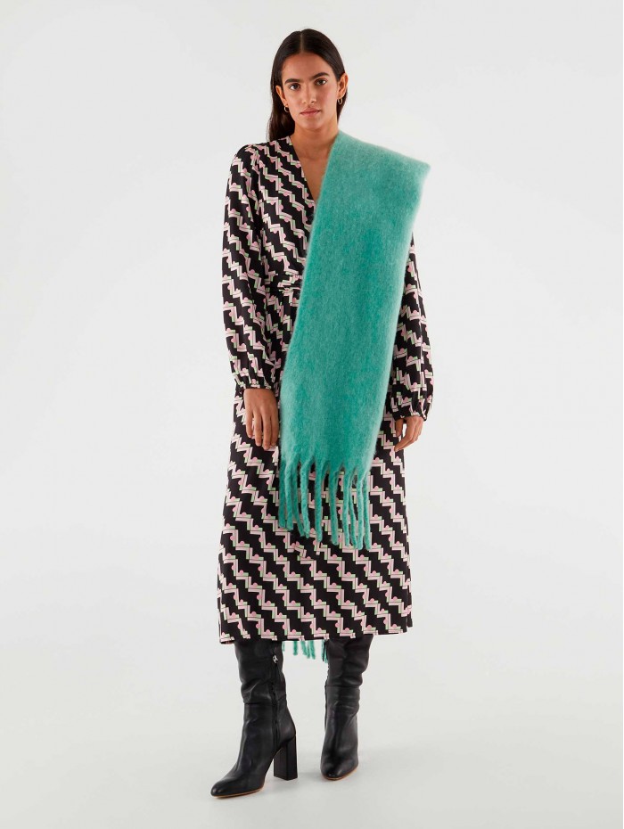 Bufanda larga de punto Ocean. Colección AW23 Compañía Fantástica en candelascloset. Accesorio verde con flecos a los extremos. 2