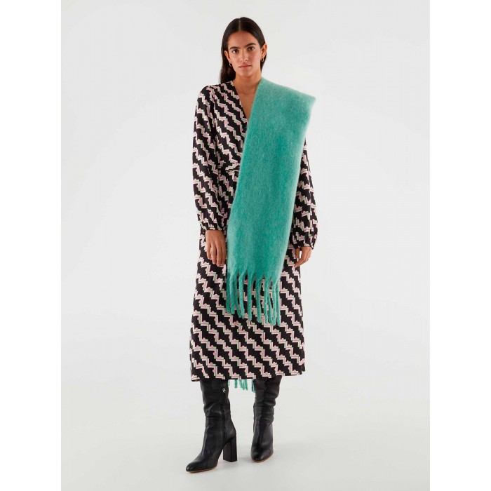 Bufanda larga de punto Ocean. Colección AW23 Compañía Fantástica en candelascloset. Accesorio verde con flecos a los extremos.